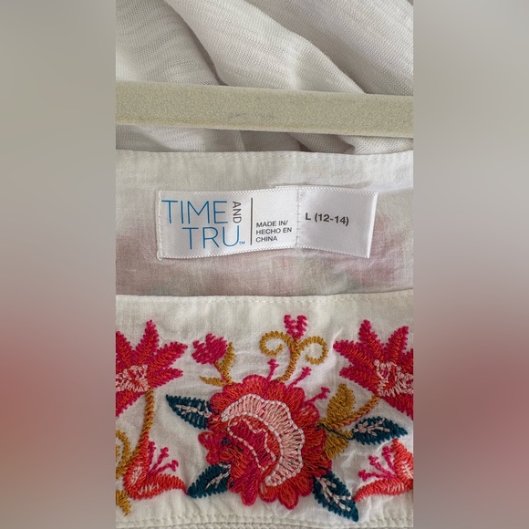 Time and Tru White Top with Multicolor Embroidery - Picture 4 of 10